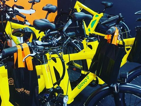 saradnje kompanija @glovo_rs i @eprimebikes